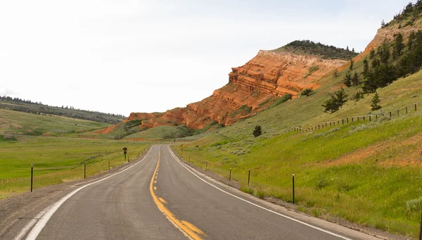 Två körfält Road Yellowstone nationalpark Wyoming USA — Stockfoto