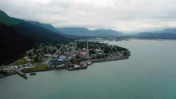 ボードウォークの前のマリーナのアクアティンテッドウォーター Seward Alaska — ストック動画