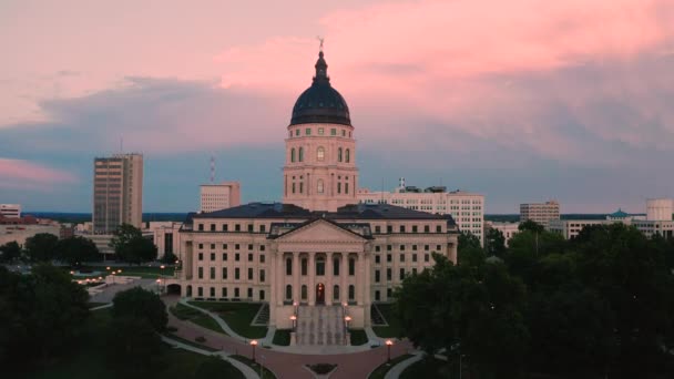 Topeka Kansas Capital Capitolio Edificio Fuentes Centro Ciudad Skyline — Vídeo de stock