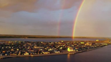 Kotzebue Alaska 'nın Kuzeybatı Arktik Bölgesi' nde Fırtına Gökkuşağı Yarattı