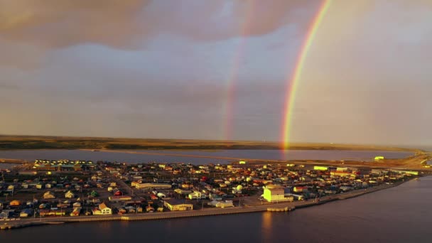 Sturm Erzeugt Regenbogen Über Der Nordwestlichen Arktischen Gemeinde Kotzebue Alaska — Stockvideo