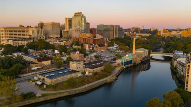 Cristina Nehri ve Downtown City üzerinde gün doğumu Skyline Wilmington Delaware