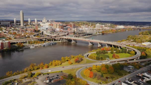 Στατική Βολή Αεροφωτογραφία Albany Νέα Υόρκη Downtown Skyline Highway Traffic — Αρχείο Βίντεο