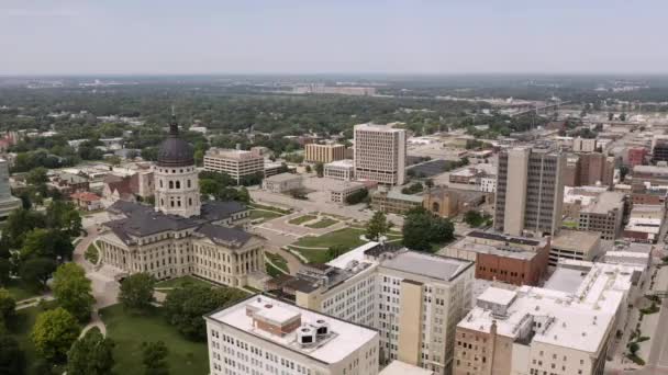 Topeka Kansas Capital Capitol Building Grounds Árboles Centro Ciudad Skyline — Vídeo de stock