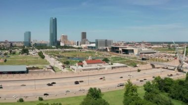 Oklahoma City 'nin şehir merkezine doğru uçan hava perspektifi