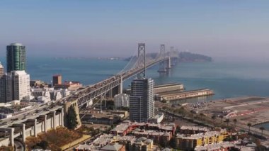 Parlak Güneş hava manzaralı San Francisco şehir merkezindeki yüksek binalar