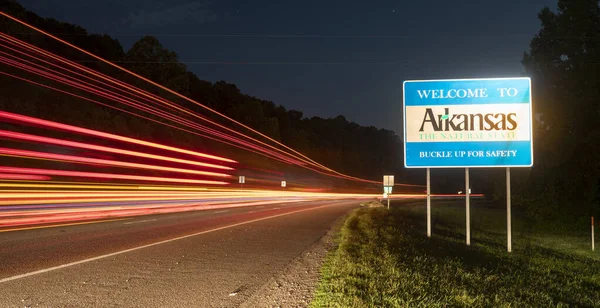 Letrero Dice Que Bienvenida Arkansas Está Iluminada Por Camión Semirremolque — Foto de Stock