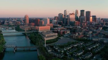 Mississippi Nehri 'nden Minneapolis Minnesota 4K UHD' ye Hava Görüntüsü