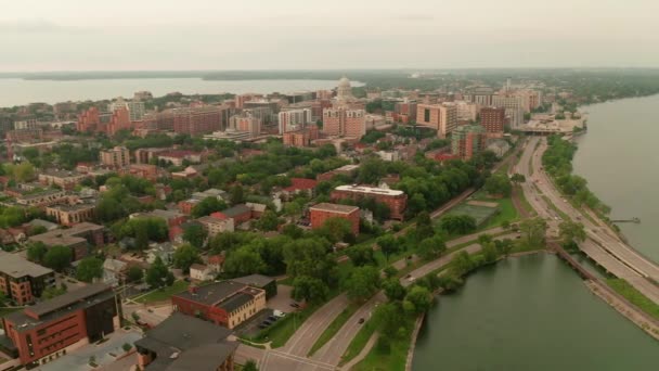 Wide Aerial View Downtown Madison Висконсин 4Kuhd — стоковое видео