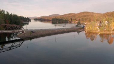 30. Otoyol üzerinde gün batımı Adirondacks Park Upstate Ny 'de Long Lake' i geçiyor.