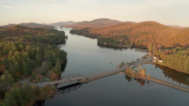 Pôr Sol Sobre Estrada Cruzando Long Lake Adirondacks Park North — Vídeo de Stock