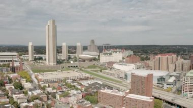 Albany New York 'taki başkent binasını gösteren altın güneş ışığı ufka ulaşıyor.