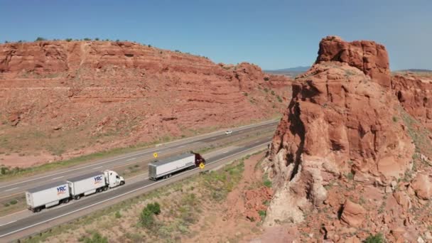 Lastbilar Och Bilar Rör Sig Längs Den Natursköna Vägen Utah — Stockvideo
