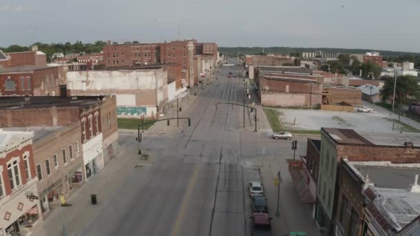 Vista Aérea Quaint Town Keokuk Iowa Descendo Nível Rua — Vídeo de Stock