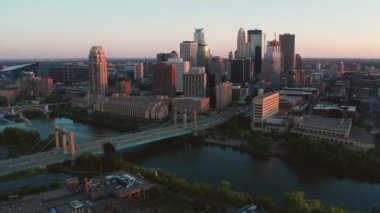 Mississippi Nehri 'nden Minneapolis Minnesota 4K UHD' ye Hava Görüntüsü