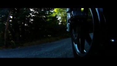 Büyük V-Twin motosiklet Ride karayolu düzey ön tekerlek görünümü kırsal otoyol