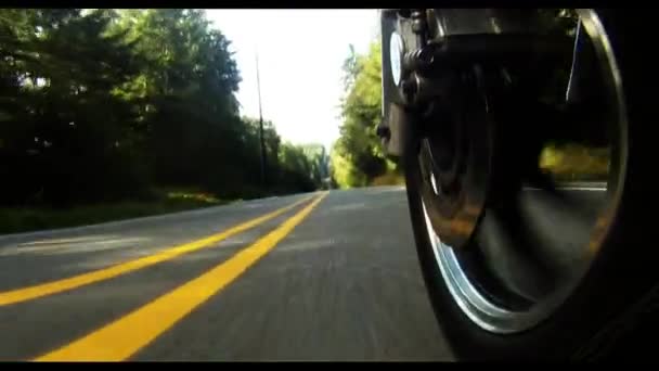 Grande motocicleta vai rápido na estrada rural de duas pistas de cruzeiro rápido — Vídeo de Stock