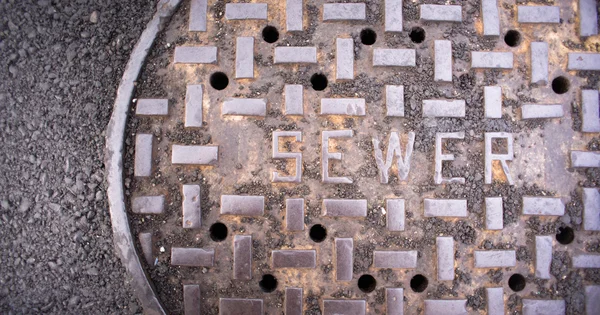 Entlüftet Kanaldeckel Hauptdeckel Asphalt Seite Straße Wasserabfluss Stockfoto