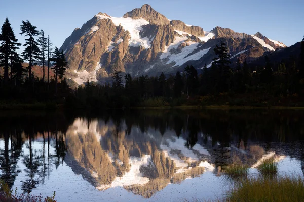 Mount mt. Shuskan hohen Gipfel Bild See Norden Kaskaden — Stockfoto