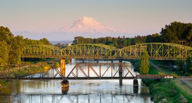 Demiryolu araç Puyallup nehir Mt. Rainier Washington arasında köprü