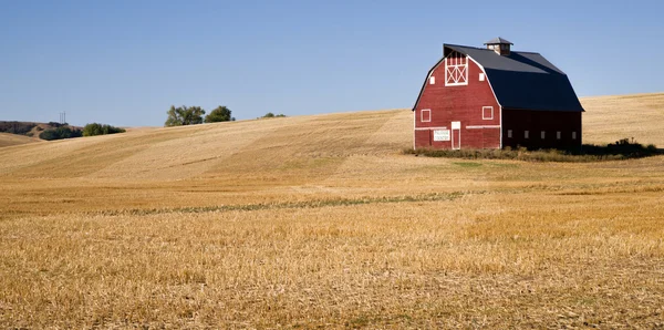 Röda gården lada skär halm bara skördas — Stockfoto