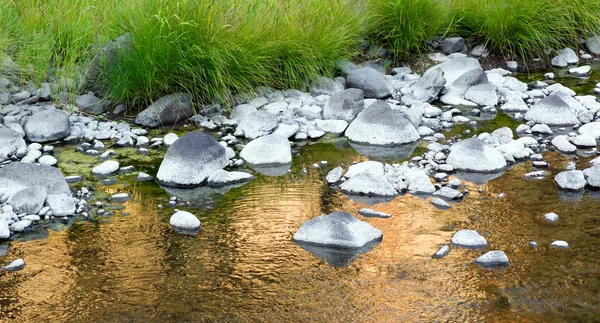 Reflexões cintilantes John Day River Rochas Riverbed — Fotografia de Stock