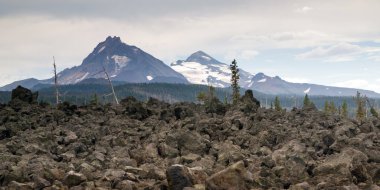 McKenzie Pass üç kız kardeş Cascade aralığı eski lav alanı