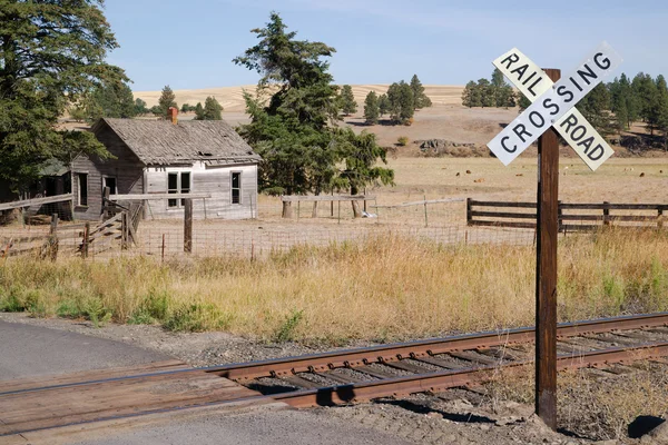 Ferrovia Crossing Sign Tracks Abandoned House Rural Ranch Farmland — Fotografia de Stock