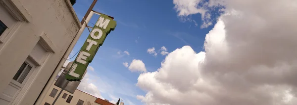Leuchtreklame Motel klaren blauen Himmel weiß wogenden Wolken — Stockfoto