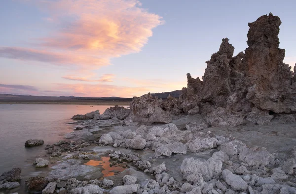 Kamenná sůl Tufa formace slunce Mono Lake Kalifornie přírodní venkovní — Stock fotografie