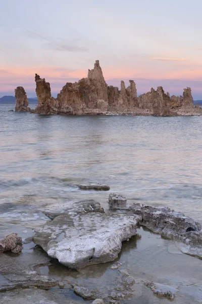 岩塩トゥファ岩夕日モノラル湖カリフォルニア自然アウトドア — ストック写真