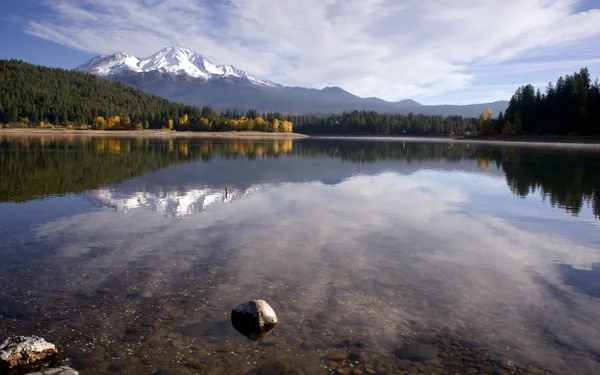 Mt Shasta horských jezero Clear vody na podzim barva — Stock fotografie