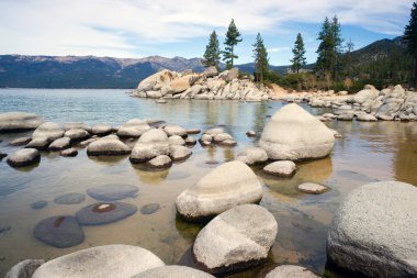 Pürüzsüz taş temiz su Lake Tahoe kum liman
