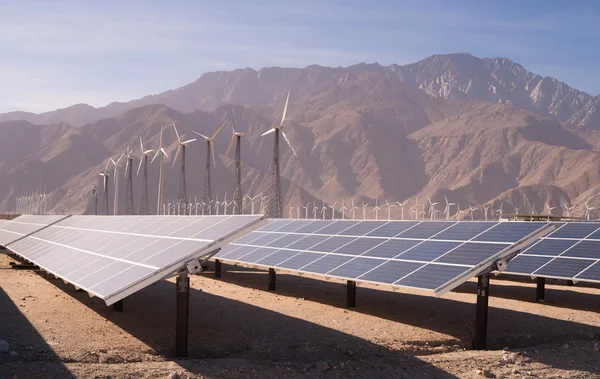 Yeşil enerji Rüzgar türbinleri çöl güneş enerjisi temiz — Stok fotoğraf