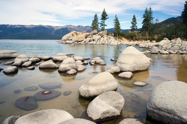 Hladké kameny jasné vody jezera Tahoe písku Harbor — Stock fotografie