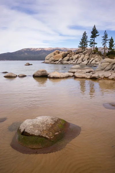 Pürüzsüz taş temiz su Lake Tahoe kum liman — Stok fotoğraf