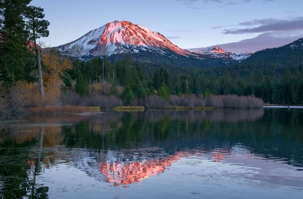 Lassen szczytu wulkanicznego parku narodowego Manzanita Lake Sunset — Zdjęcie stockowe