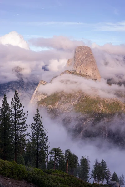 Pionowe skład pół kopuła górskie Sierra Nevada Yosemite — Zdjęcie stockowe