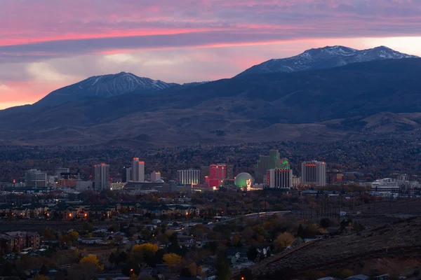 Reno Nevada spel staden kvällen Sunset Skyline solros berg — Stockfoto