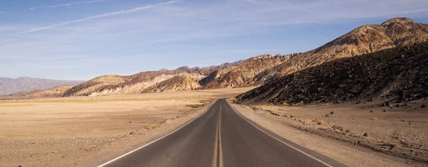 Valle de la muerte de Long Lonely Highway Badwater Basin — Foto de Stock