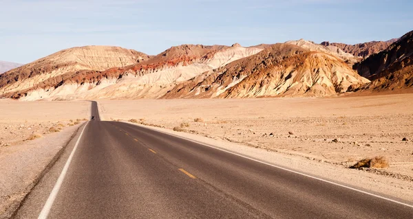 Valle de la muerte solitario coche larga carretera Badwater Basin — Foto de Stock