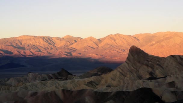 Sunrise Badlands Amargosa dağ aralığı Ölüm Vadisi Zabriske noktasının — Stok video