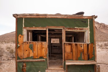 Hala ilkel inşa Rhyolite hayalet kasaba Nevada standları