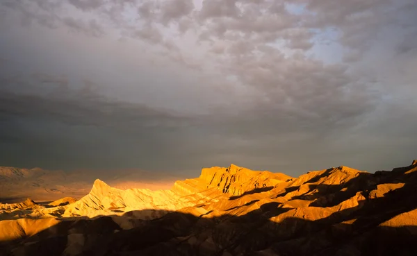 Dramatické světlo Badlands Amargosa Mountain Range Death Valley Zabriske bodu — Stock fotografie