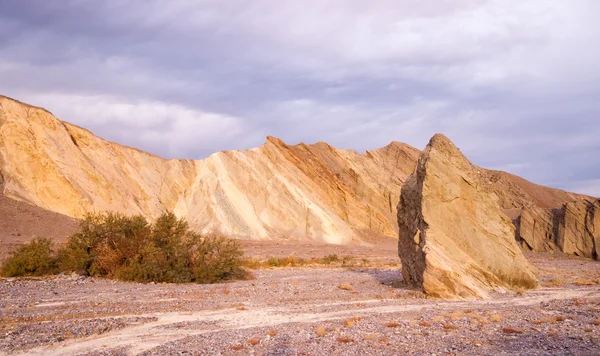 Színes sziklafal és vízelvezető csatorna Death Valley — Stock Fotó