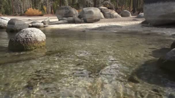 Niesamowite jasne czysta plaża w zimnej czystej wody jeziora Tahoe wody alpejskiego — Wideo stockowe