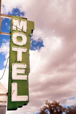 Neon Motel işareti mavi gökyüzü bulutlar beyaz Billowing temizleyin