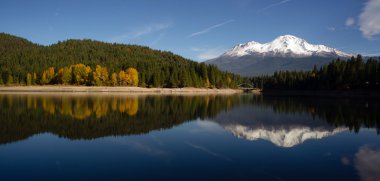 MT Shasta yansıma dağ gölü mütevazı köprü California