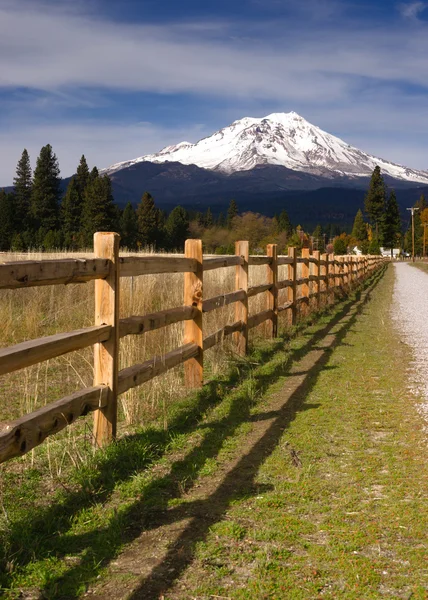 Ranczo wiersz ogrodzenia krajobrazów wiejskich California Mt Shasta — Zdjęcie stockowe