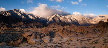 Alp gündoğumu Alabama Hills Sierra Nevada aralığı California